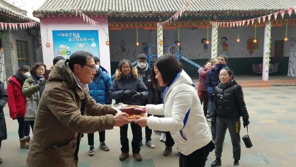 남장촌 유치원 화북조선혁명군정학교 주변 연병장에는 유치원이 들어서 있는데 미리 준비해간 물품을 전달하며 한중 우호 증진의 뜻을 전달하였다