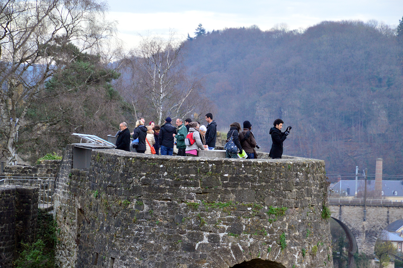 포대 위에 오른 여행자들이 요새 아래의 절경을 둘러보고 있다.