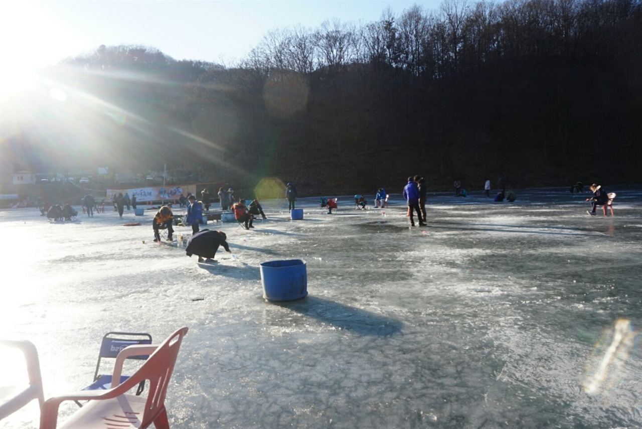 가족,커플단위로 사람이 가득 찬 빙어축제장소