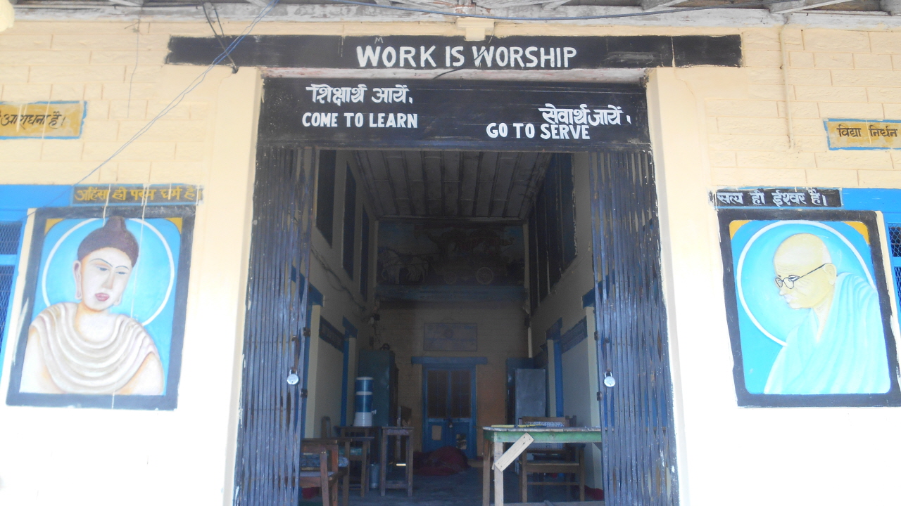 학교 건물 입구 벽에 고오타마 붓다와 마하트마 간디 그림이 걸려 있다. 