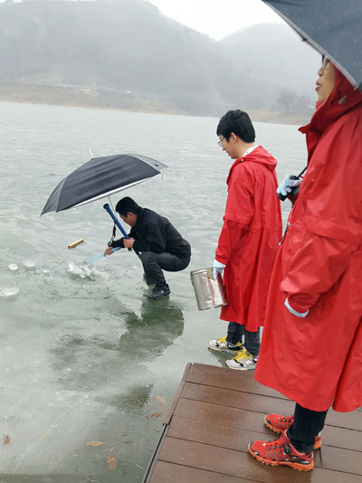 환경부 산하 금강유역환경청 직원들이 수질분석을 위해 공주보 상류 고마나루터 인근에서 얼음을 뚫고 있다.