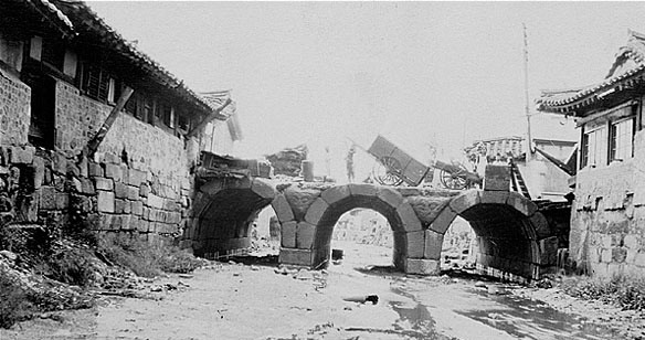 고려 때 건설된 금천교, 1928년 도로확장으로 매몰되기 전까지 서울에서 가장 오래된 다리였다.