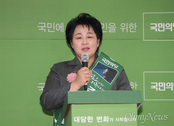국민의당 송미림 대전 중구 예비후보가 12일 오후 출마선언 기자회견을 하고 있다.