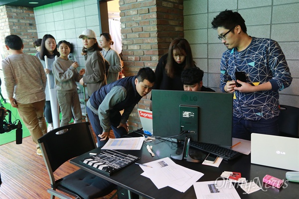  12일 오전 서울 서대문구 한 스튜디오에서 국제 인권운동단체 국제앰네스티 한국지부 주최로 박근혜 대통령 취임 3년을 하루 앞둔 오는 24일 열릴 집회와 시위의 자유를 요구하는 홀로그램 집회 촬영현장이 공개됐다.
