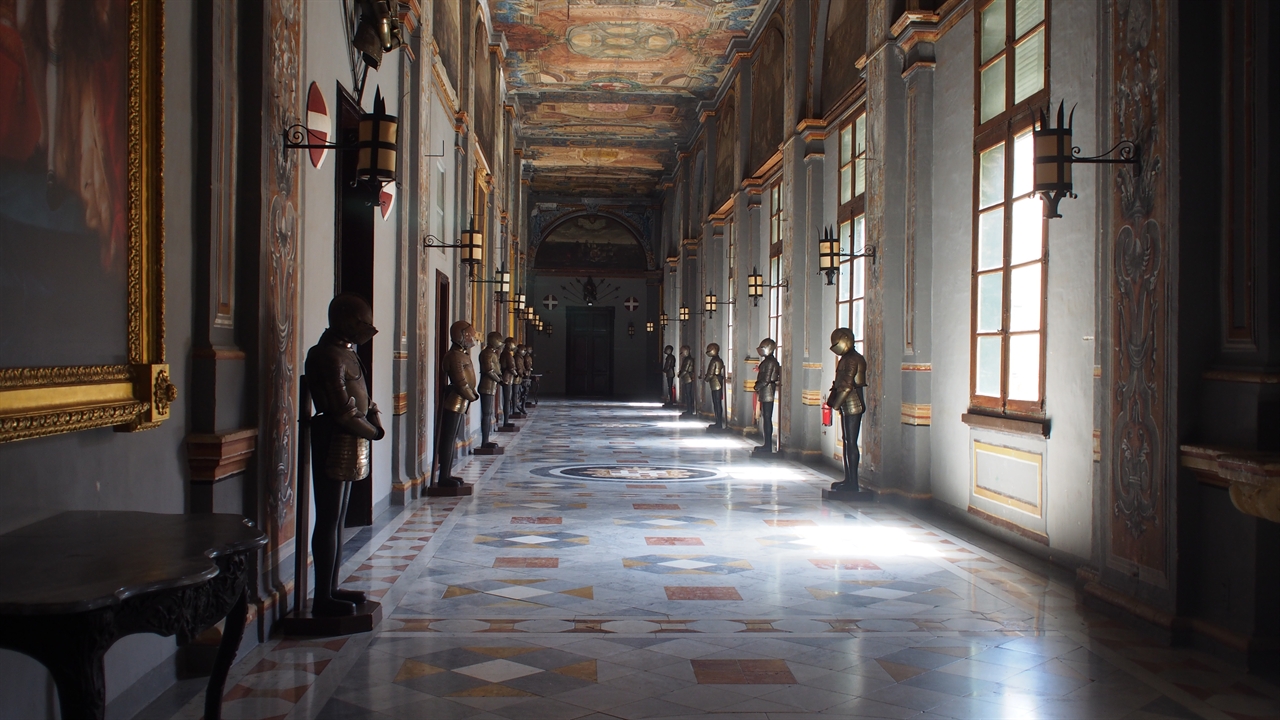 수도 발레타(Valletta)에 위치한 몰타 기사단 궁전 (Grandmaster's Palace) 내부의 모습. 현재는 박물관으로 관람객에게 일부공간이 허용되고 있다. 그 외의 공간은 대통령 집무실로 이용된다. 