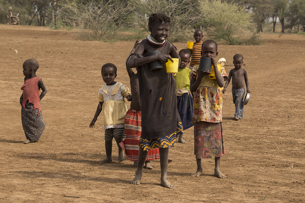 저마다 작은 물통을 들고 물을 길어 오는 투르카나 부족 아이들. 이 아이들은 물을 얻기 위해 매일 몇 km를 오가야 한다.