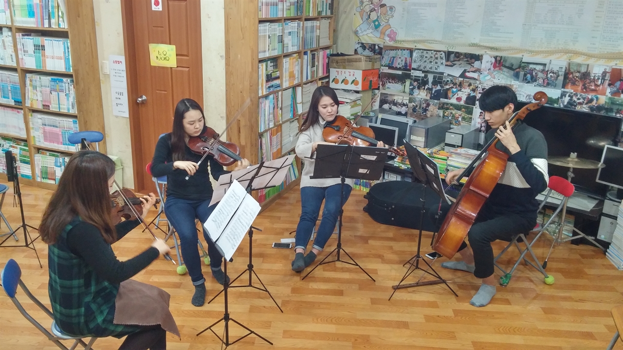 왼쪽부터 바이올린1 박지수(대학 졸업반), 바이올린2 정새하늘(대학 졸업반), 비올라 조우리(대학 재학 중), 첼로 황주영(대학 입학 예정)의 모습.