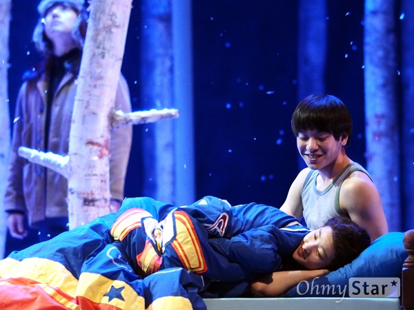  지난 1월 21일, 서울 예술의전당 CJ토월극장에서 연극 <렛미인> 프레스콜이 진행됐다.