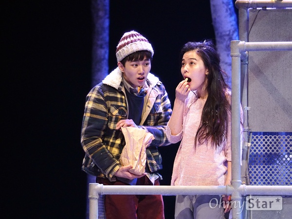  지난 1월 21일, 서울 예술의전당 CJ토월극장에서 연극 <렛미인> 프레스콜이 진행됐다.