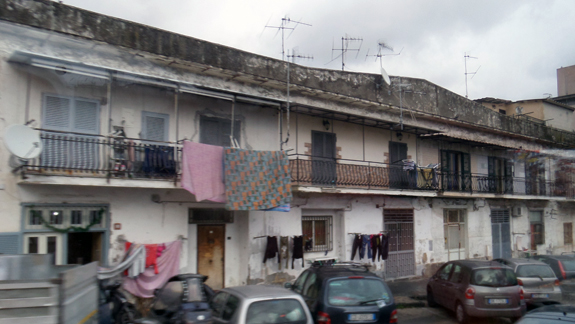 나폴리 시내의 한 건물이다. 이탈리아에서 지역간 빈부의 격차를 실감했다.