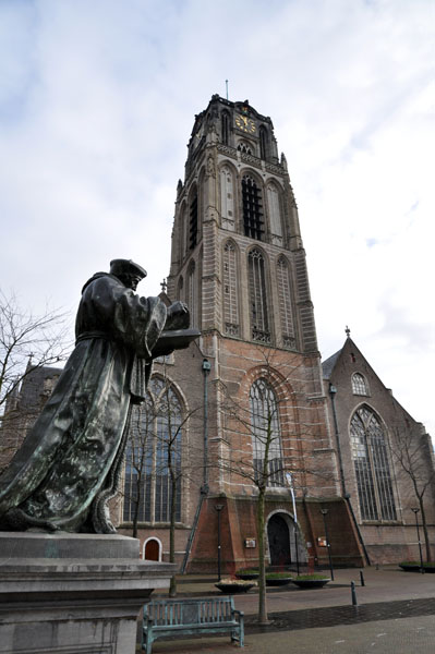 로테르담 한복판에 자리한 성로렌스 성당 앞에 에라스무스 동상이 세워져 있다. 그는 로테르담을 대표하는 인물이다.