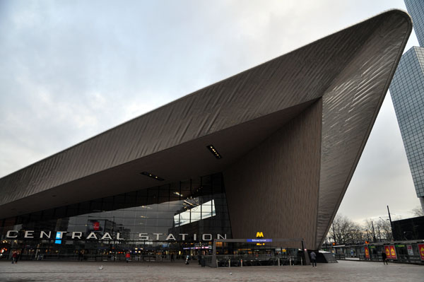 흡사 백상아리의 주둥이를 연상시키는 듯한 건물로, 로테르담 교통의 중심지다.
