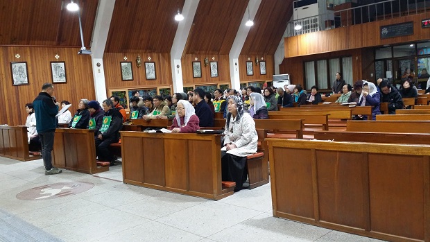 탈핵희망 173일째 순례에 앞서서 기도회를 하고 있는 순례 참가자들