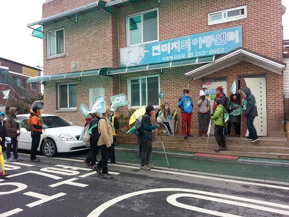 박희자 센터장은 탈핵희망 순례길에 나선 사람들을 위해 다과 대접을 했다.