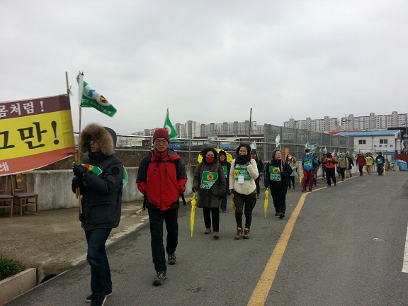 눈보라를 가르는 탈핵희망 도보 순례단 영하의 체감온도를 가르면서 전주에서 익산으로 향하는 들판길도 마다 않는 탈핵 순례단