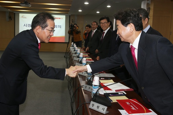  15일 오후 경남도청에서 열린 시장군수회의에서 홍준표 지사가 안상수 창원시장과 악수를 하며 인사를 나누고 있다.