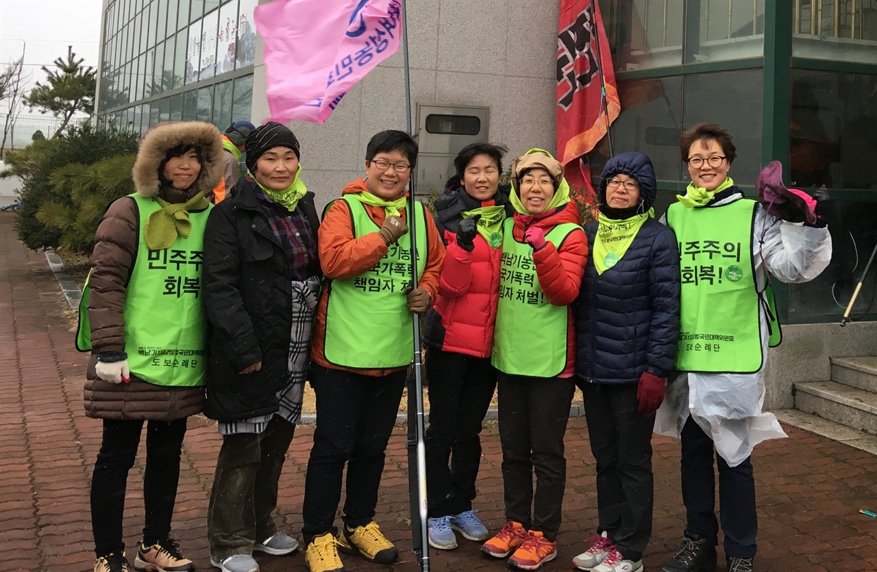 농민해방을 위해 투쟁! 이번 도보순례에는 여성농민들도 지역별로 매일 결합하고 있다. 이 날은 전국여성농민회 총연합의 전남, 경남 회원들이 함께 했다. 