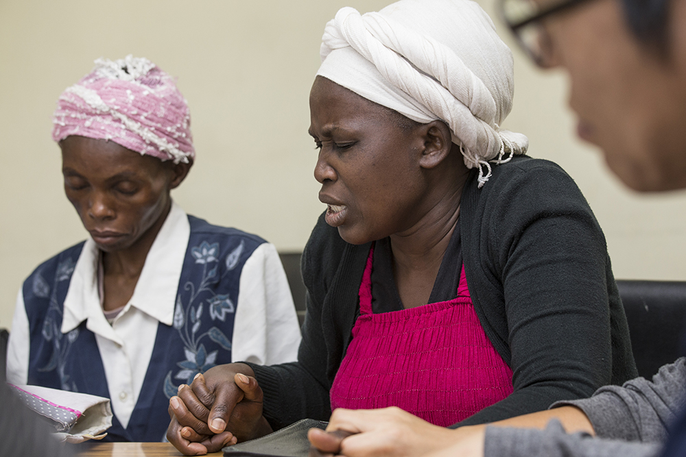 케냐에서 활동 중인 공인현 선교사는 한 달에 두 번 꼴로 에이즈로 아파하는 여인들과 회합을 갖고, 먹을거리와 학비 일부를 지원한다. 회합의 한 장면.