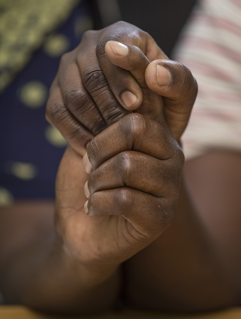 에이즈를 앓는 여성들은 손에 손을 맞잡고 찬송가를 부르고 기도하며 서로를 위로한다.