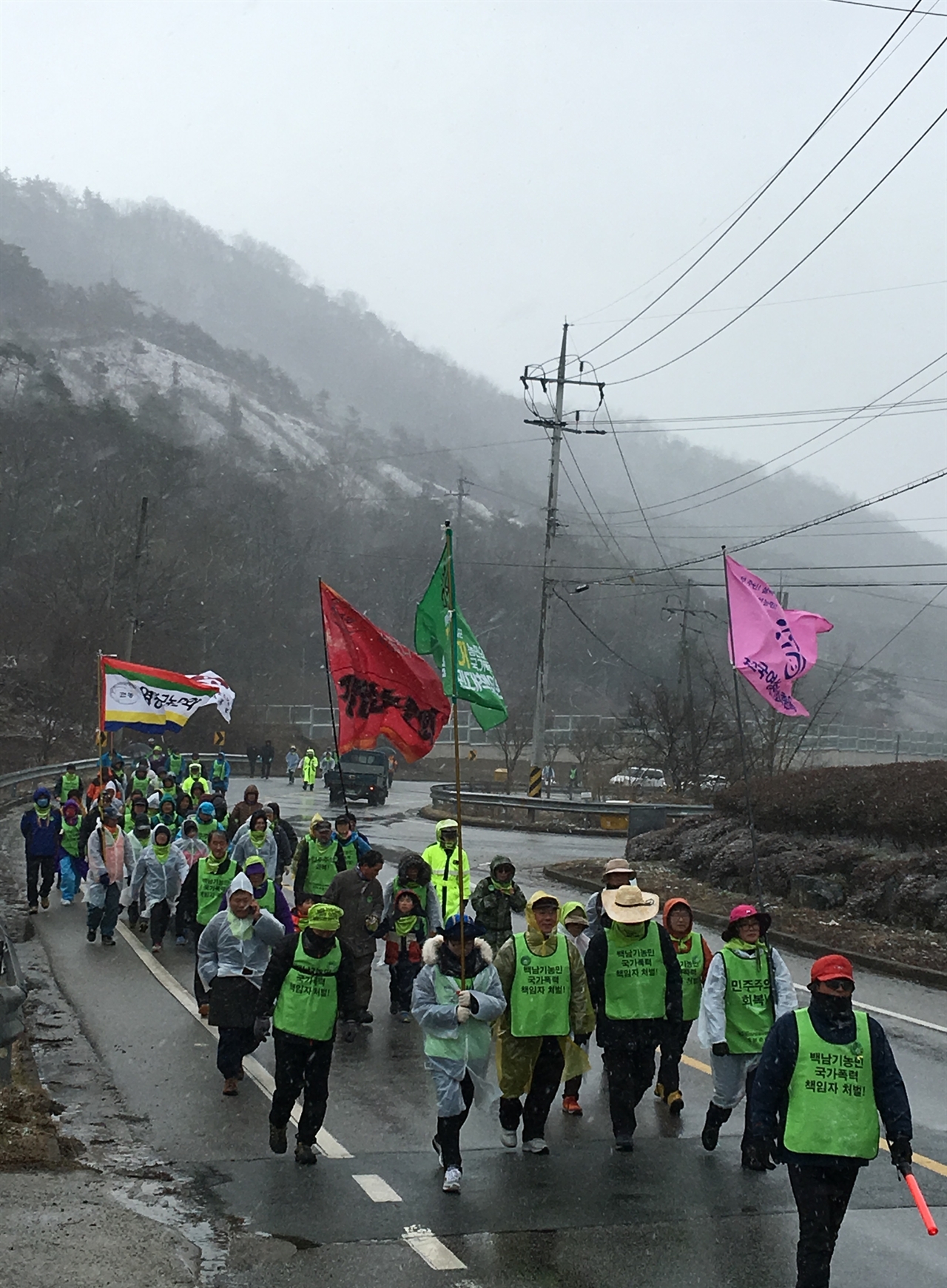 도보순례 4일차인 2월 14일, 눈이 내리는 언덕길을 오르며 전남 장성에서 전북을 향해 걷고 있다. 