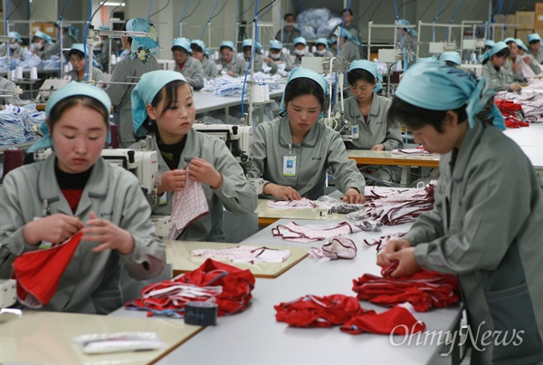 개성공단내 '좋은사람들' 공장에서 북측 여성노동자들이 남녀 속옷을 만들고 있다. (2007년 3월 28일)