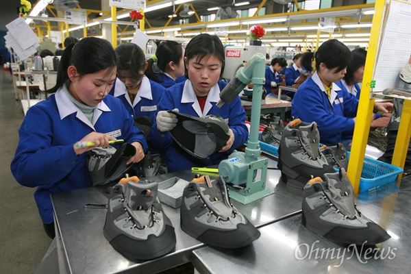 지난 2007년 3월 개성공단에서 북한 여성노동자들이 신발을 제작하고 있다.