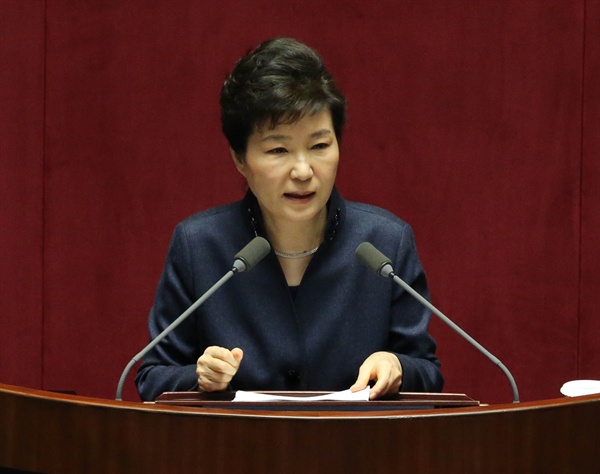 지난 2016년 2월 16일 당시 박근혜 대통령이 국회 본회의에서 북한의 4차 핵실험 및 장거리 미사일 발사로 인한 안보위기 등과 관련해 '국정에 관한 국회 연설'을 하고 있다.