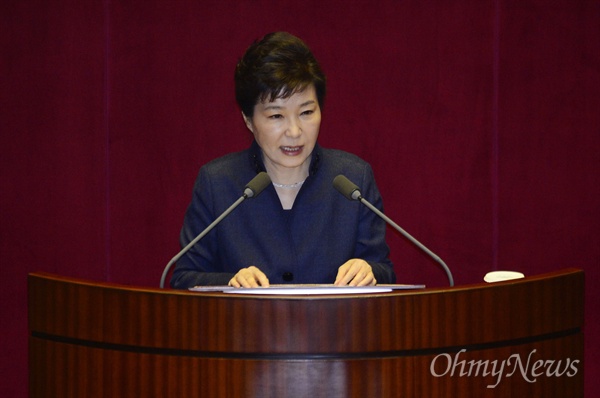 박근혜 대통령이 16일 오전 여의도 국회에서 열린 본회의에서 국정에 관한 국회 연설을 하고 있다. 