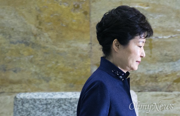 박근혜 대통령이 지난 2월 16일 오전 국정에 관한 국회 연설을 하기 위해 국회 본회의장으로 입장하고 있다.