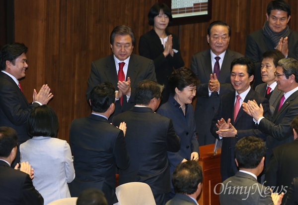박근혜 대통령이 16일 오전 서울 여의도 국회에서 열린 본회의에서 국정에 관한 국회 연설을 하기 위해 입장하고 있다. 