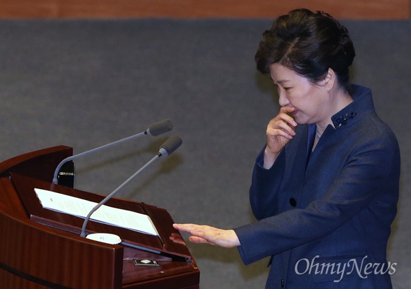 박근혜 대통령이 16일 오전 서울 여의도 국회에서 열린 본회의에서 국정에 관한 국회 연설을 하기 위해 연단에 오르고 있다. 