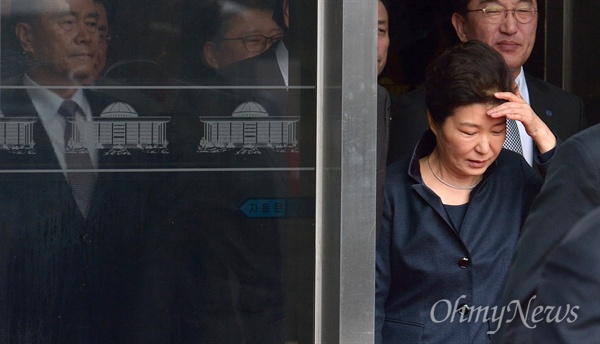 박근혜 대통령이 16일 오전 국회 본회의장에서 국정에 관한 연설을 마친 뒤 떠나고 있다.