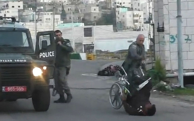 이스라엘 경찰이 휠체어 탄 팔레스타인 남성을 쓰러 넘어뜨리는 모습