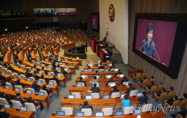  박근혜 대통령이 16일 오전 서울 여의도 국회에서 열린 본회의에서 국정에 관한 국회 연설을 하고 있다. 