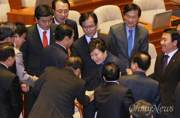 박근혜 대통령이 16일 오전 서울 여의도 국회에서 열린 본회의에서 국정에 관한 국회 연설을 마친뒤 새누리당 의원들과 인사하며 퇴장하고 있다.