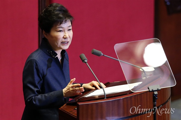 박근혜 대통령이 지난 16일 오전 여의도 국회에서 열린 본회의에서 국정에 관한 국회 연설을 하고 있다. 