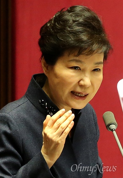 박근혜 대통령이 16일 오전 여의도 국회에서 열린 본회의에서 국정에 관한 국회 연설을 하고 있다. 