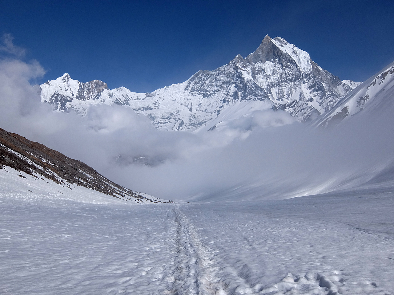  정면에 보이는 것이 '세계 3대 미봉' 중 하나인 마차푸차레(6993m).