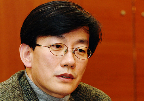 2006년 1월 26일 MBC 퇴임 기자간담회 당시 손석희 아나운서 국장. 그는 기자들과 이야기를 나누는 과정에 눈시울을 붉히기도 했었다
