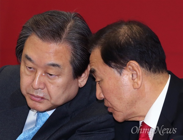 새누리당 김무성 대표와 이재오 의원이 17일 오전 국회에서 열린 최고중진연석회의에서 귓속말을 나누고 있다. 