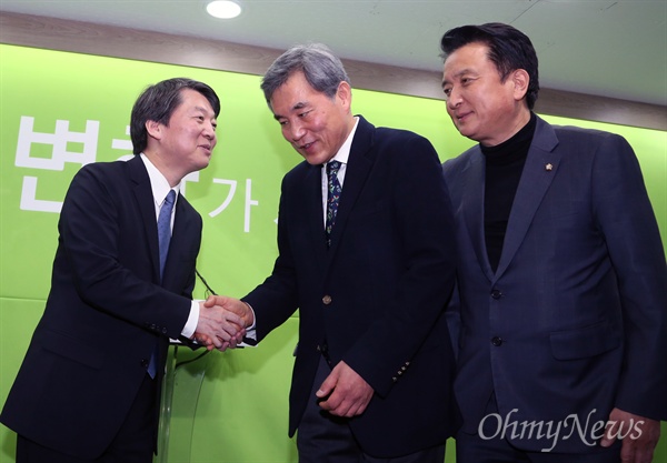  이상돈 중앙대 명예교수가 17일 서울 마포구 당사에서 기자회견을 열고 국민의당 합류를 선언한뒤 안철수 상임 공동대표와 악수하고 있다. 오른쪽은 김영환 인재영입위원장.