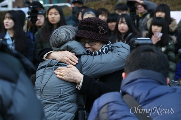  동아시아 역사 전문가인 테사 모리스 스즈키 호주국립대 교수와 일본군 위안부 피해자인 이용수 할머니가 17일 오후 서울 중화동 일본대사관앞에서 열린 '일본군 위안부 문제 해결을 위한 1218차 수요시위'에서 포옹하고 있다.