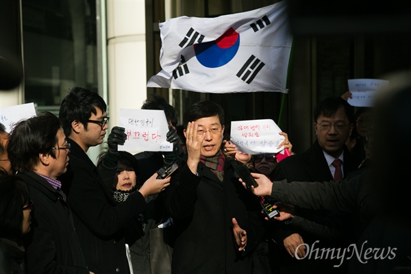  박원순 시장 낙선 목적으로 박 시장의 아들 박주신씨의 병력의혹을 제기한 양승오 동남권 원자력의학원 암센터 핵의학과 주임과장이 17일 오후 서울중앙지방법원에서 재판에 출석해 판결이 끝난 뒤 기자회견을 열고 있다. 양씨는 2014년 6·4지방선거를 앞두고 박원순 당시 서울시장 후보를 낙선시킬 목적으로 허위사실을 유포, 공직선거법을 위반한 혐의로 기소되어 벌금 1500만원 형을 선고 받았다.