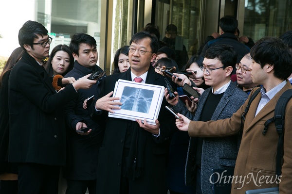  차기환 변호사가 17일 오후 서울중앙지방법원에서 '박원순 시장 아들 병역비리 의혹제기' 혐의로 공직선거법 위반등의 선고 공판이 끝나자 기자회견을 열고 결과를 부인하고 있다. 