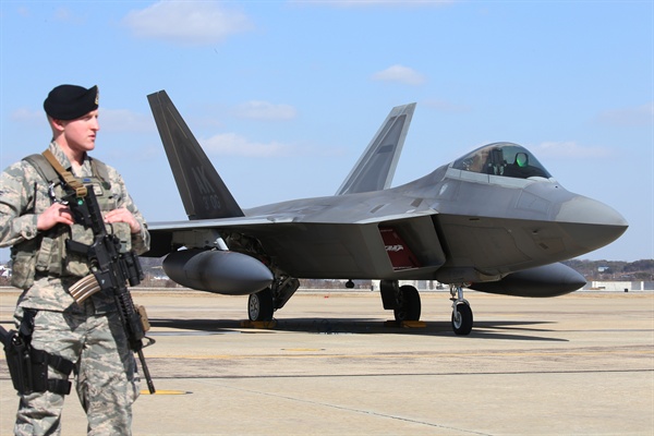 세계 최강 스텔스 전투기인 미국의 전략자산 F-22가 17일 오후 한반도 상공에서 우리 공군의 F-15K와 비행을 마친 뒤 평택 오산공군기지에 착륙했다.