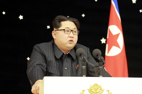 북한이 지난 13일 김정은 국방위원회 제1위원장이 참석한 가운데 장거리 미사일 '광명성 4호' 발사에 기여한 관계자들을 위한 환영 연회를 열었다고 조선중앙통신이 15일 보도했다. 