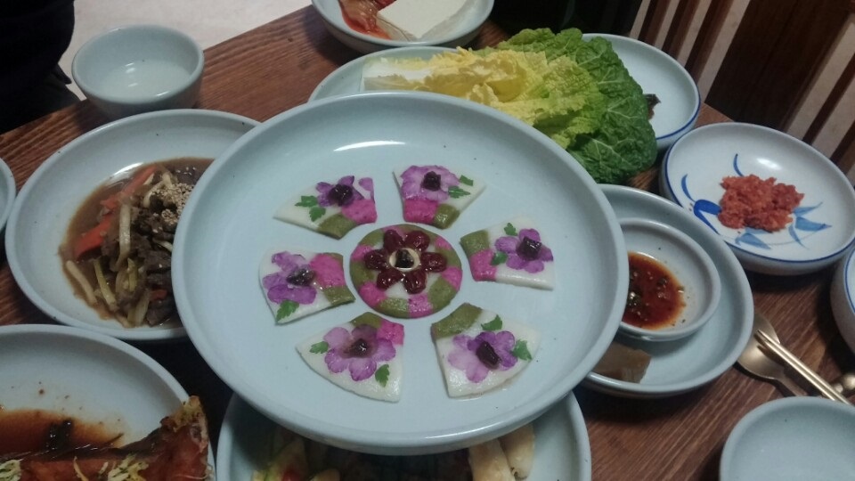 진달래 화전 봄에 먹을 수 있는 화전, 진달래로 빚은 두견주도 맛볼 수 있다