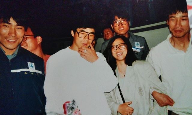 1991년 5월 15일. 이재관이(가운데 안경 쓴 이) 감옥에서 출소하고 있다. 아내 김귀숙이 환하게 웃는다.