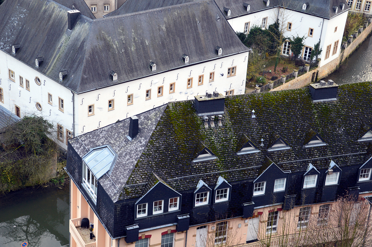 그룬트의 주택. 지붕의 푸르고 흰 지붕이 묘한 매력을 발산한다.