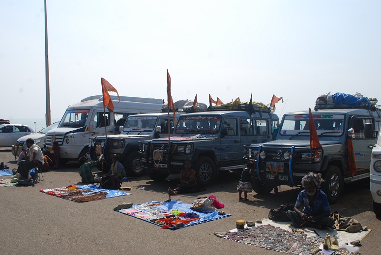 북인도에서부터 인도 전역에서 몰려든 순례자들은 이렇게 차량을 화려하게 장식하고 축제를 맞으러 오고 있는 것이다.